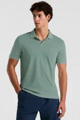 Chomba de manga corta verde salvia con cuello polo, cartera de dos botones y bordado pequeño del logotipo de un pingüino en el pecho.