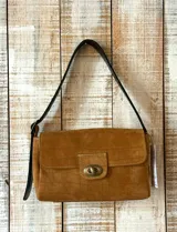 Cartera de hombro de cuero con textura tipo cocodrilo, color marrón. Presenta una solapa frontal con cierre de broche metálico en tono bronce y una correa larga ajustable de cuero negro.