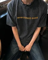 Remera blanca de manga corta, corte regular y cuello redondo, con gran estampado en la espalda de temática "Worldwide Tour" con una calavera y texto en rojo, azul y blanco.