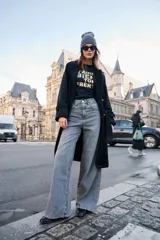 Jean de tiro medio con silueta amplia y corte baggy, confeccionado en denim de algodón con lavado claro desgastado. Cuenta con cierre frontal, botón metálico y bolsillos funcionales.