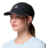Gorra deportiva Columbia color negro, confeccionada con tejido perforado con láser para mayor ventilación, tecnología de enfriamiento y absorción de humedad, con cordón ajustable en la parte posterior.