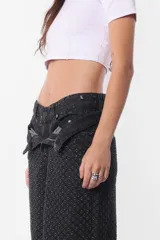 Remera corta color lila con cuello alto, mangas cortas y costuras a la vista.