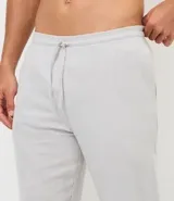 Pantalón de pijama de franela color gris claro, con cintura elástica y cordón de ajuste.