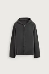 Chaqueta de punto de corte holgado color gris oscuro, con capucha, manga larga, cierres de cremallera frontal y acabados en rib.
