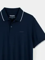 Remera tipo polo negra de algodón, con cuello y borde de mangas con línea blanca.