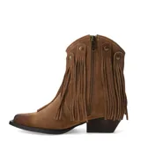 Botas estilo texano de cuero color blanco, con diseño de caña corta y flecos largos decorativos sujetos por remaches metálicos. Presentan punta cuadrada y taco bajo de madera.