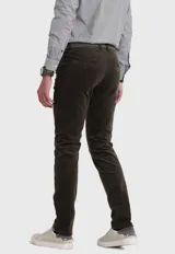 Pantalón de pana gris con corte slim fit, bolsillos laterales y traseros, y cinturón trenzado verde.