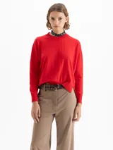 Sweater rojo de largo hasta la cadera, con mangas largas y tejido en mezcla de lana merino y algodón. De silueta holgada y cuello redondo.