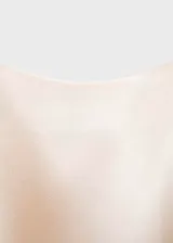 Top de tirantes finos confeccionado en tejido satinado con acabado brillante, de corte recto y escote cuadrado.