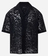 Camisa masculina negra de corte boxy, confeccionada en viscosa texturizada con efecto cutout. Presenta cuello solapa, manga corta y cierre abotonado frontal.
