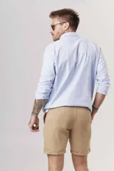 Bermuda color beige de lino, corte recto y largo a la rodilla.