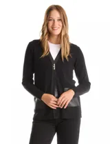 Cardigan de punto negro con escote en V, cierre frontal mediante herraje metálico y detalles de ribetes y bolsillos aplicados en cuero sintético.