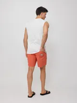 Short de baño negro con cintura elástica ajustable con cordón.