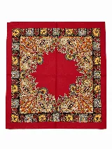 Pañuelo cuadrado de satén con estampado estilo paisley en tonos tierra, mostaza y negro. Presenta un diseño con bordes decorados y centro liso.
