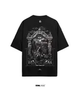 Remera negra oversize de algodón premium con estampado de estética oscura en la espalda.
