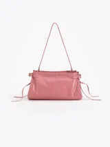 Bandolera de cuero vacuno color marrón con acabado brillante. Presenta un diseño estructurado con herraje metálico tipo candado y llave colgante en el frente, además de detalles de tiras laterales. Incluye correa de hombro y cierre superior.