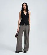 Pantalón de vestir estilo sastre en color gris, de corte recto y cintura media. Presenta pliegues frontales, perneras amplias y cierre clásico. Incluye un cinturón fino con hebilla metálica.