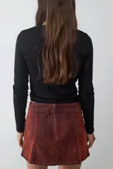 Camiseta básica de manga larga con cuello redondo y corte entallado al cuerpo, confeccionada en tejido elástico.