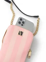 Estuche para celular bandolera con diseño a rayas verticales en tonos rosados y blancos, herrajes dorados y correa combinada de cadena dorada y cinta negra de poliuretano.