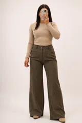 Pantalon sastrero de corte recto y tiro alto, color marrón con diseño de rayas verticales finas. Cuenta con cierre frontal con botón y bolsillos laterales.