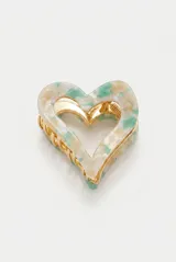 Hebilla para el pelo en forma de corazón con diseño efecto carey en tonos verdes, beige y blancos, con estructura interna dorada.