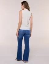 Musculosa tejida de marca Elie Tahari, color blanco, con cuello con solapa y escote V pronunciado, confeccionada en tejido de punto calado con patrón geométrico.