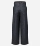 Pantalón wide leg de tiro alto confeccionado en denim de algodón. Presenta una pretina tipo sastrería con presillas, cierre frontal con botón y cremallera, bolsillos funcionales y nervaduras frontales que definen la silueta.