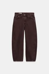 Jeans de tiro medio y corte crop, estilo barrel o balloon, de color marrón oscuro con efecto deslavado. Presenta cinco bolsillos, trabillas para cinto y cierre frontal con cremallera y botón metálico.