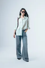 Jean wide leg de denim color celeste con tiro alto y corte amplio.