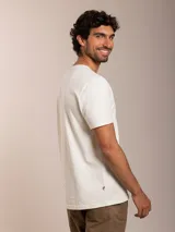 Remera básica de manga corta y cuello redondo, color blanco, con pequeño logo bordado en el pecho.