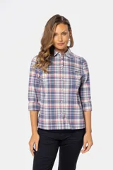 Camisa de manga 3/4 con cuello abotonado y estampado a cuadros en tonos azul, blanco y rosa. Tiene un bolsillo en el pecho y cierre frontal con botones. Confeccionada en algodón con spandex.