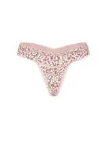 Tanga de encaje con estampado animal print tipo leopardo en tonos rosados y marrones, de tiro bajo y bordes festoneados.