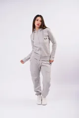 Pantalón de jogging color gris oscuro con efecto lavado, confeccionado en frizza. Presenta cintura elástica con cordón de ajuste y corte relajado.