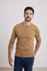 Sweater de punto liso, color azul, con escote redondo y manga larga.