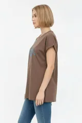 Remera de manga corta de algodón, de corte holgado y cuello a la base. Presenta un estampado frontal en el pecho con forma de corazón y encaje, con la inscripción "La Dolce Vita".