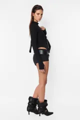 Body negro de algodón con lycra, de corte ajustado, manga larga con detalle de mitón en los puños y cuello media polera. Cierre con botones a presión en la entrepierna.