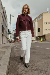 Mocasín de piel color negro con antifaz en la parte delantera y detalle de penny dorado. Tiene copete subido y punta redonda.