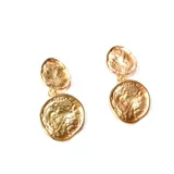 Caravanas colgantes de diseño circular con textura irregular y acabado en tono dorado.