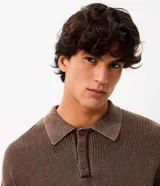 Su&eacute;ter de tricot liviano de algod&oacute;n con efecto marmolado, cuello polo con botones, mangas largas y terminaciones acanaladas.
