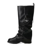 Bota de caña alta marca Miss Carol, color negro, confeccionada en material sintético con diseño arrugado en la zona del empeine y la pantorrilla, punta redonda y suela plana con leve tacón.