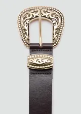 Cinturón de cuero vacuno color marrón oscuro con hebilla metálica dorada de estilo western con detalles grabados.