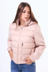 Campera negra de estilo híbrido, con cuerpo acolchado y mangas de tejido liso. Presenta cuello alto, cierre frontal y puños elásticos.