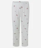 Pijama de dos piezas de viscolycra blanca con estampado floral y detalles de encaje en los hombros. Incluye una musculosa de escote redondo y un pantalón largo de corte recto.