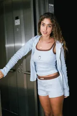 Short azul claro con cintura elástica y botones decorativos en la parte delantera. Presenta un pequeño bordado de corazón en la pierna izquierda.