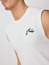 Musculosa de algodón color blanco, con corte holgado, cuello redondo y logo de la marca estampado en el pecho.