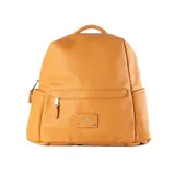 Mochila color camel de poliéster con acceso por cierre. Tiene tres bolsillos externos y tres internos, uno con cierre y otro para tablet. Los herrajes son plateados.