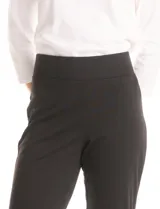 Legging de corte ajustado y tiro alto con pretina ancha, confeccionado en tejido elastizado de color negro.