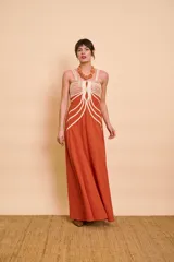 Vestido largo color terracota de tirantes, con detalles de cordones decorativos en color crudo en la parte frontal y falda amplia de corte fluido.