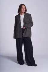 Blazer marrón a cuadros con corte relajado, botones delanteros y solapas clásicas.