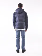 Campera puffer gris con capucha y cierre frontal.